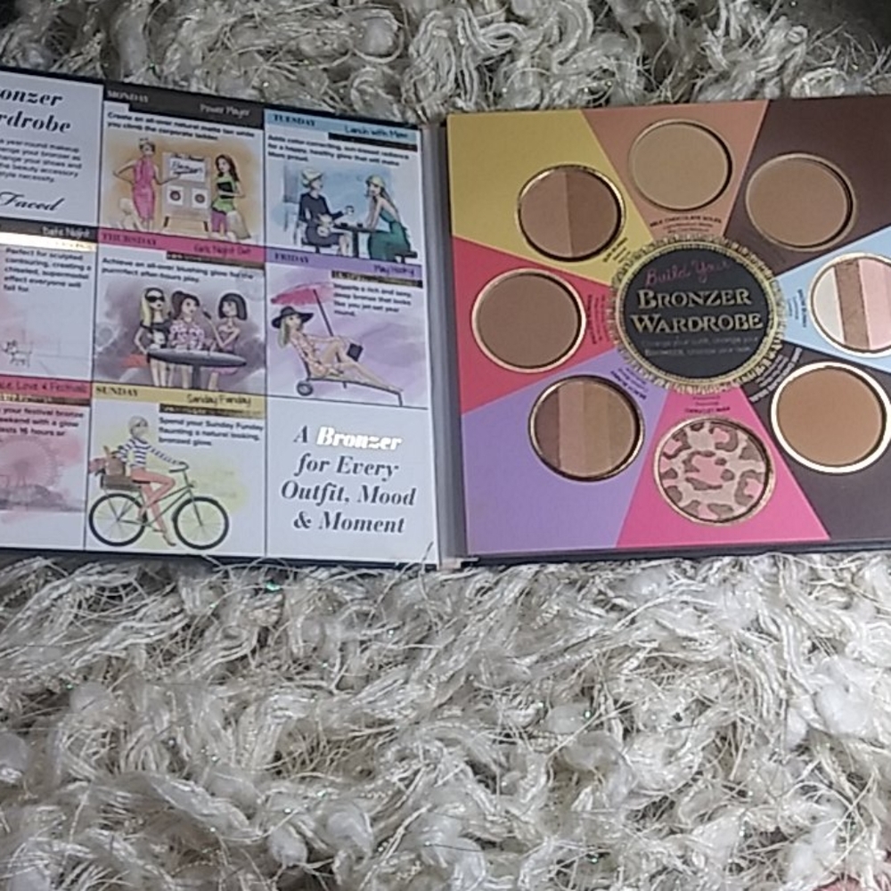TOO FACED THE LITTLE BLACK BOOK OF BRONZERS - Picture 2 of 8